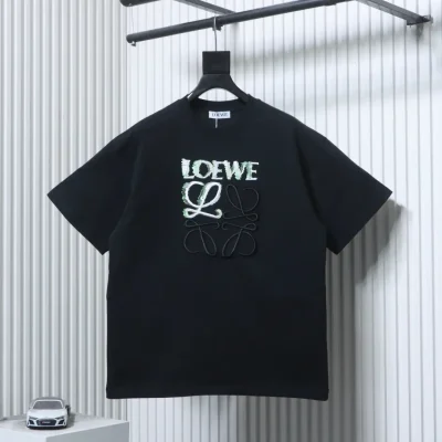 Kurzärmeliges T-Shirt mit halb handgezeichnetem, graffiti-besticktem Logo