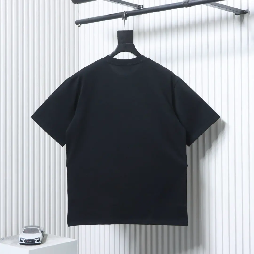 Kurzärmeliges T-Shirt mit karierter Kriegspferde-Applikation am Saum – Bild 4