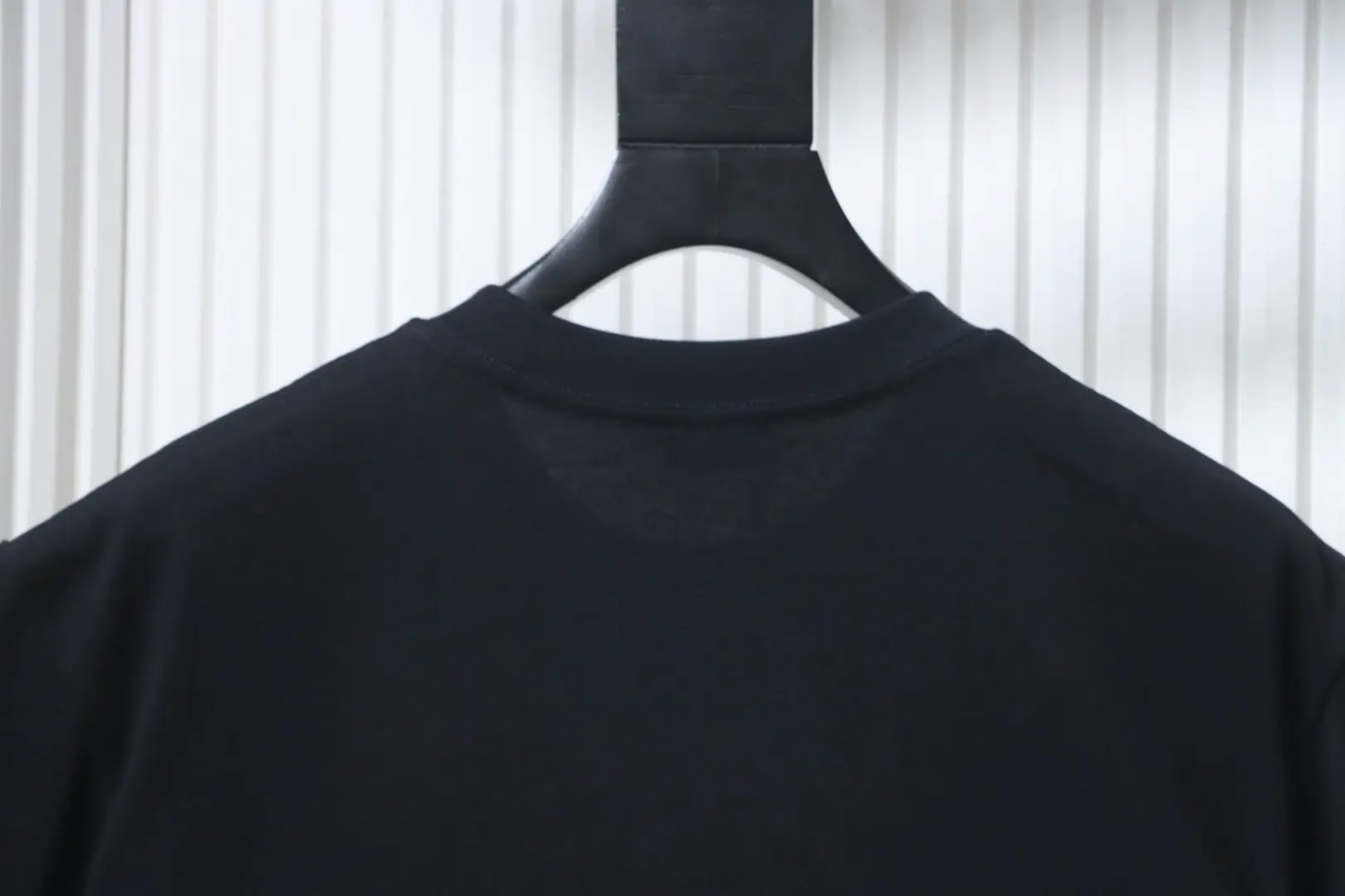 Kurzärmeliges T-Shirt mit karierter Kriegspferde-Applikation am Saum – Bild 5