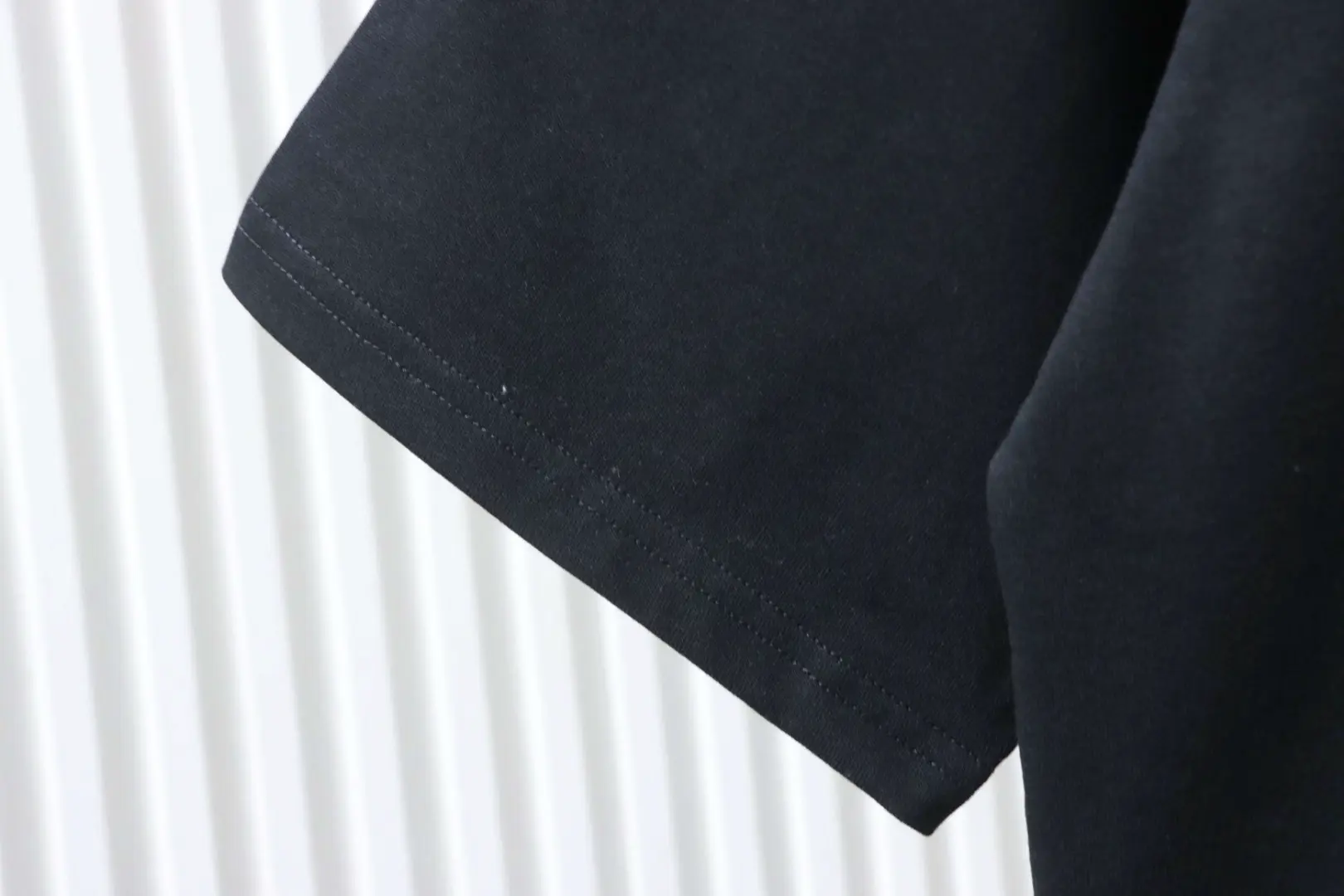 Kurzärmeliges T-Shirt mit karierter Kriegspferde-Applikation am Saum – Bild 7