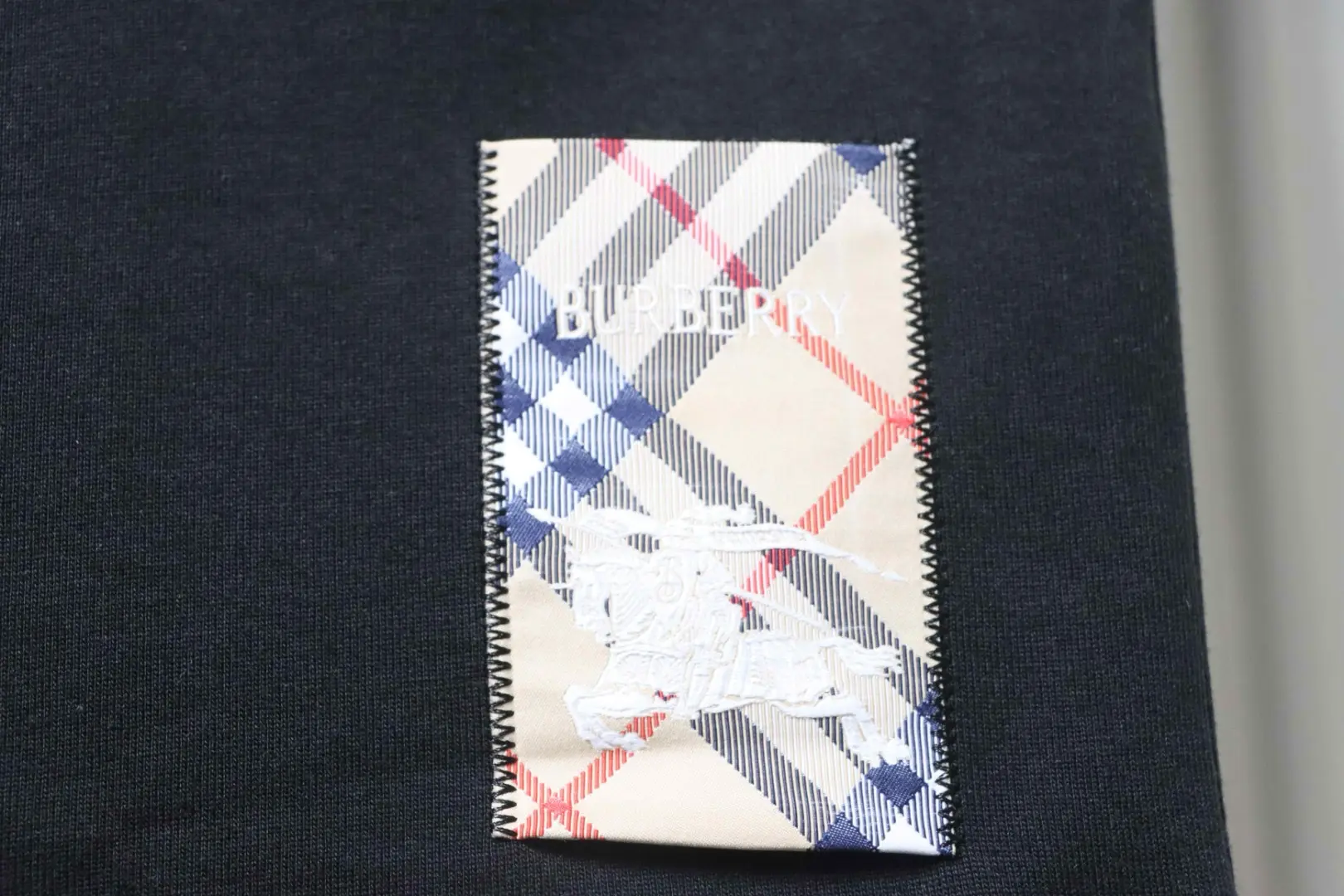 Kurzärmeliges T-Shirt mit karierter Kriegspferde-Applikation am Saum – Bild 8