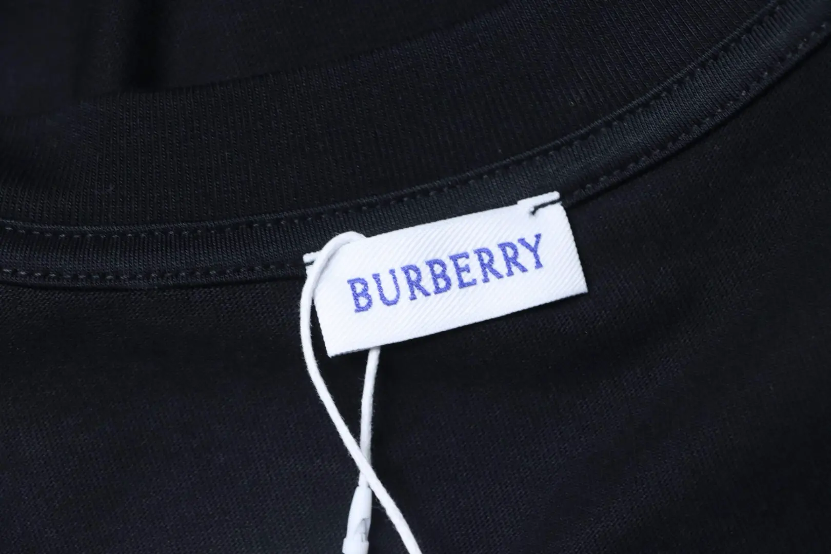 Kurzärmeliges T-Shirt mit karierter Kriegspferde-Applikation am Saum – Bild 9