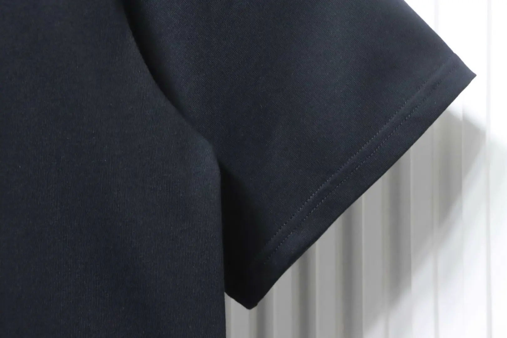 Kurzärmeliges T-Shirt mit karierter Kriegspferde-Applikation am Saum – Bild 10