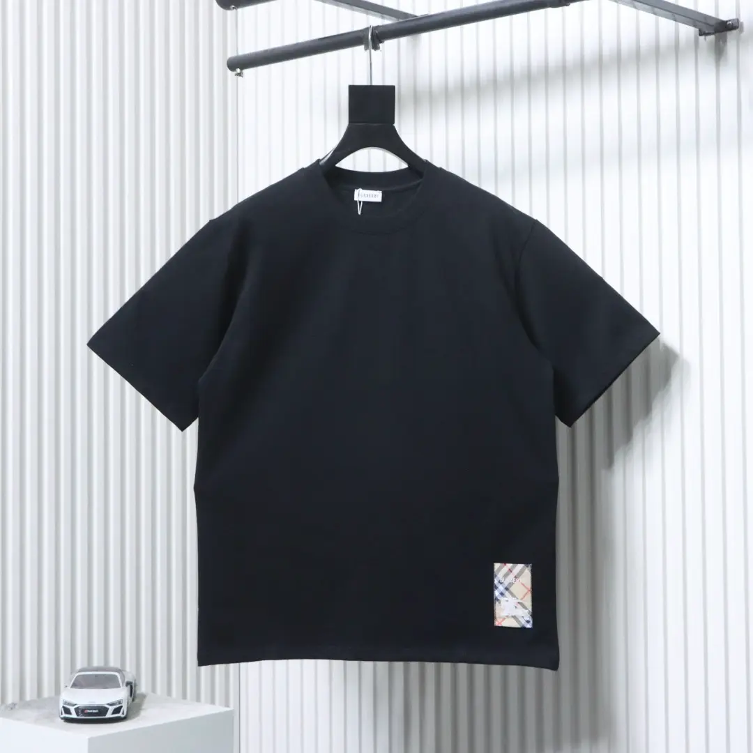 Kurzärmeliges T-Shirt mit karierter Kriegspferde-Applikation am Saum – Bild 3