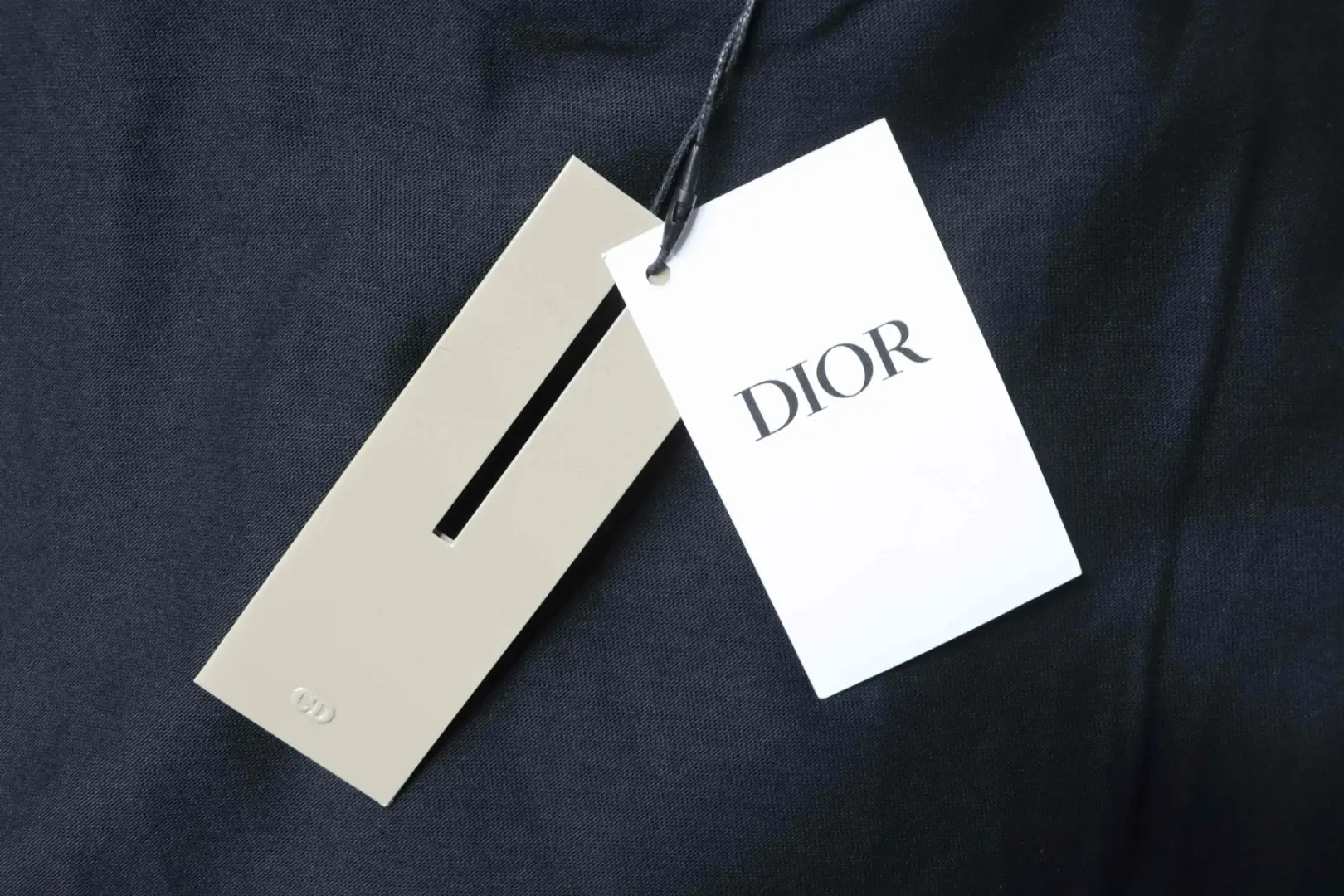 Kurzärmeliges T-Shirt mit quadratischem Logo auf der Brust – Bild 9