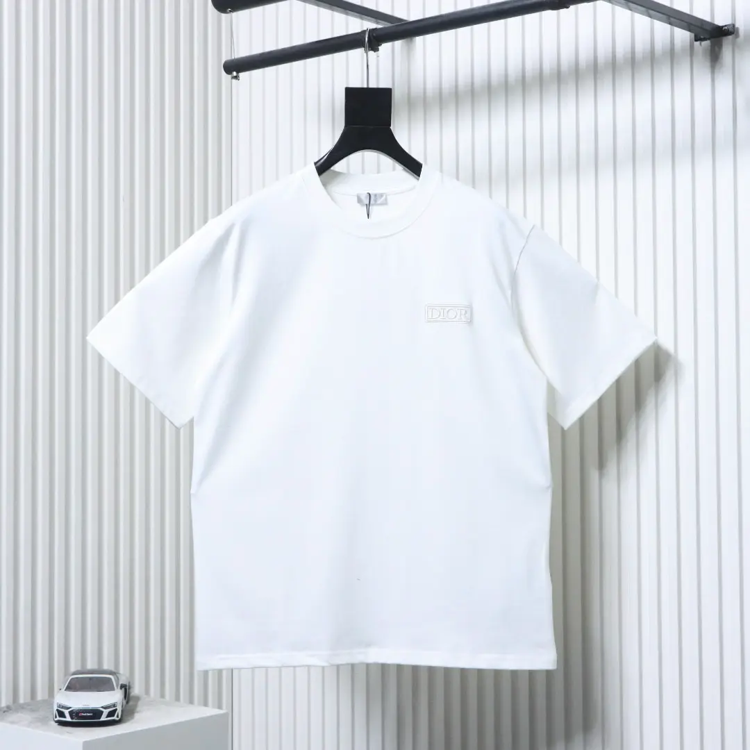 Kurzärmeliges T-Shirt mit quadratischem Logo auf der Brust – Bild 11