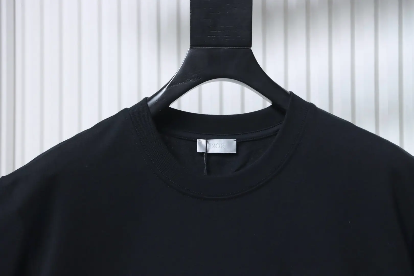 Kurzärmeliges T-Shirt mit quadratischem Logo auf der Brust – Bild 3