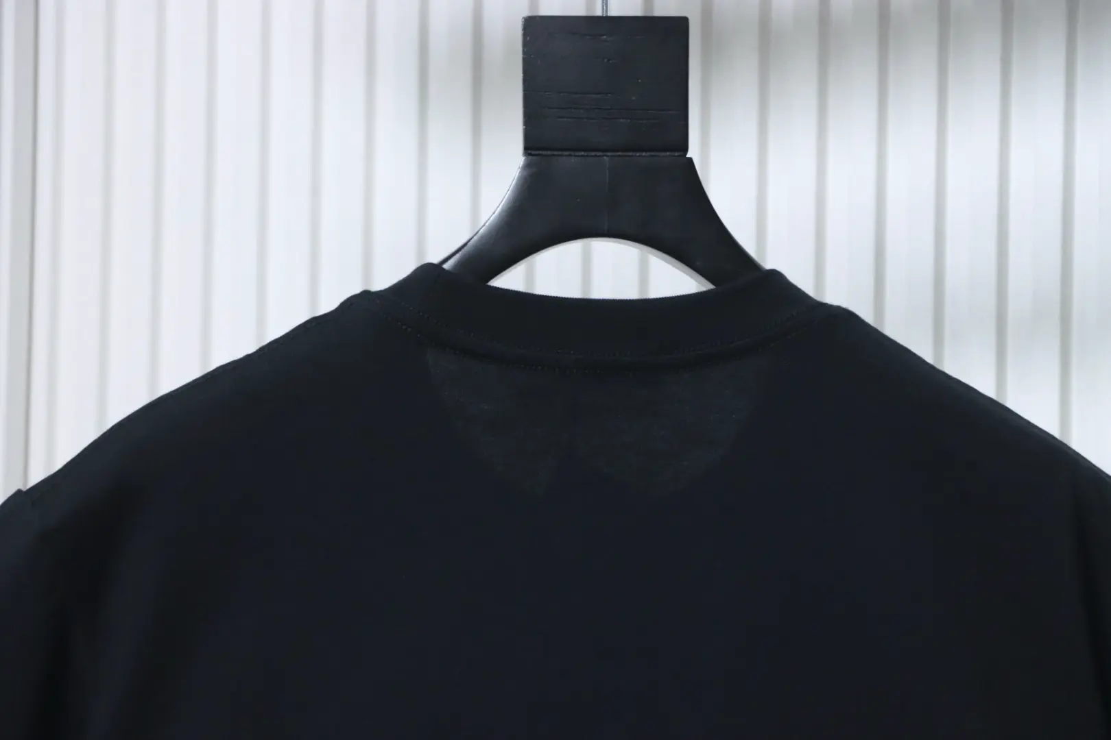 Kurzärmeliges T-Shirt mit quadratischem Logo auf der Brust – Bild 4