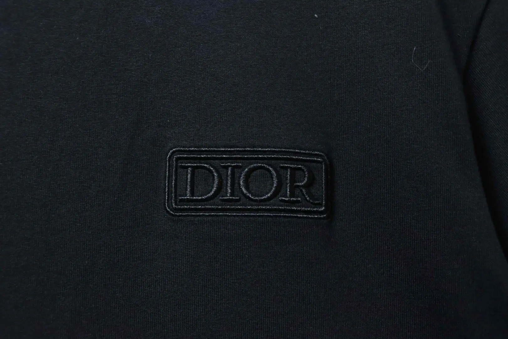 Kurzärmeliges T-Shirt mit quadratischem Logo auf der Brust – Bild 5