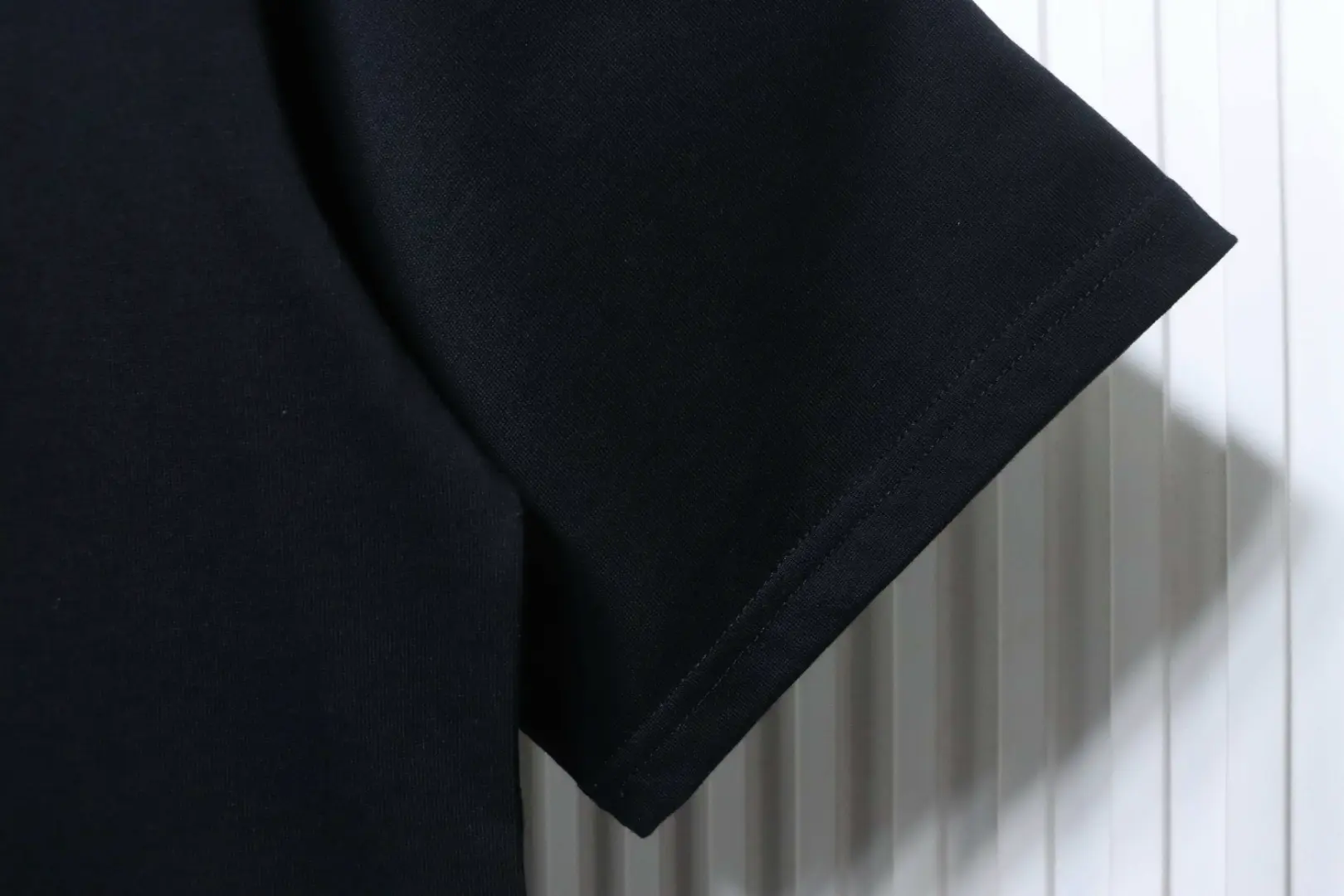 Kurzärmeliges T-Shirt mit quadratischem Logo auf der Brust – Bild 6