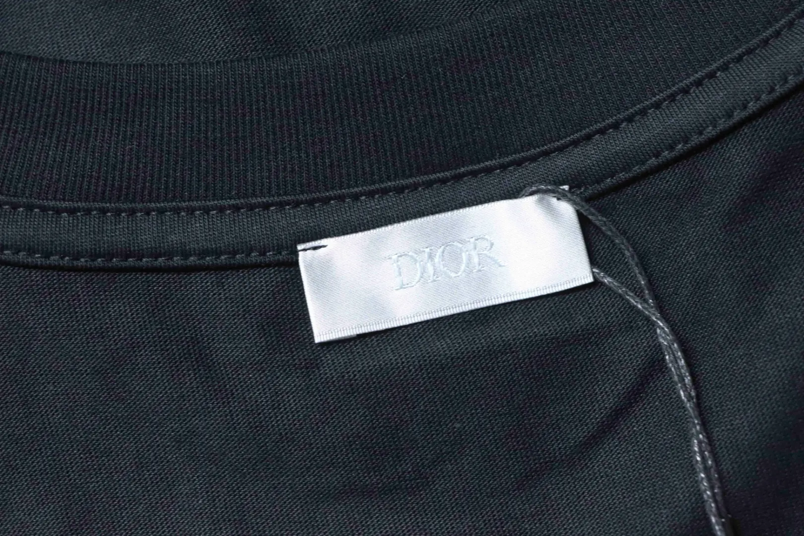 Kurzärmeliges T-Shirt mit quadratischem Logo auf der Brust – Bild 8