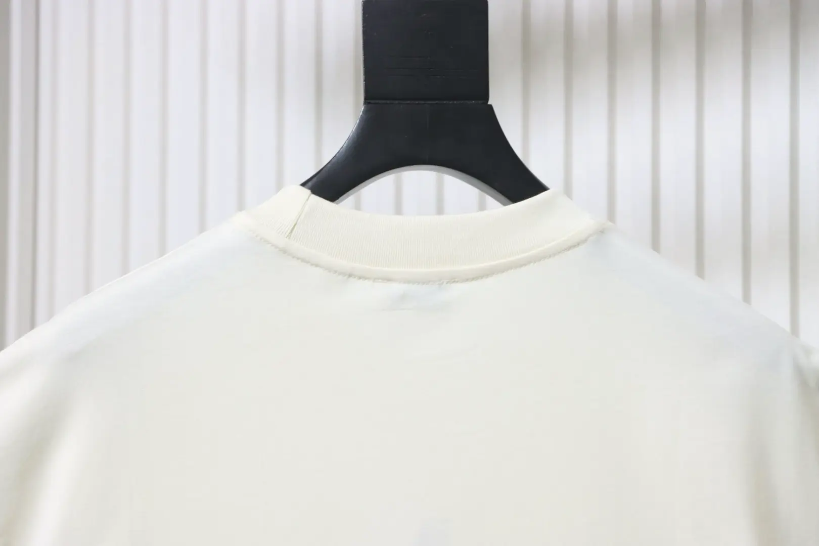 Kurzarm-T-Shirt im Retro-Stil mit Logo-Flockdruck zum Sammeln – Bild 6