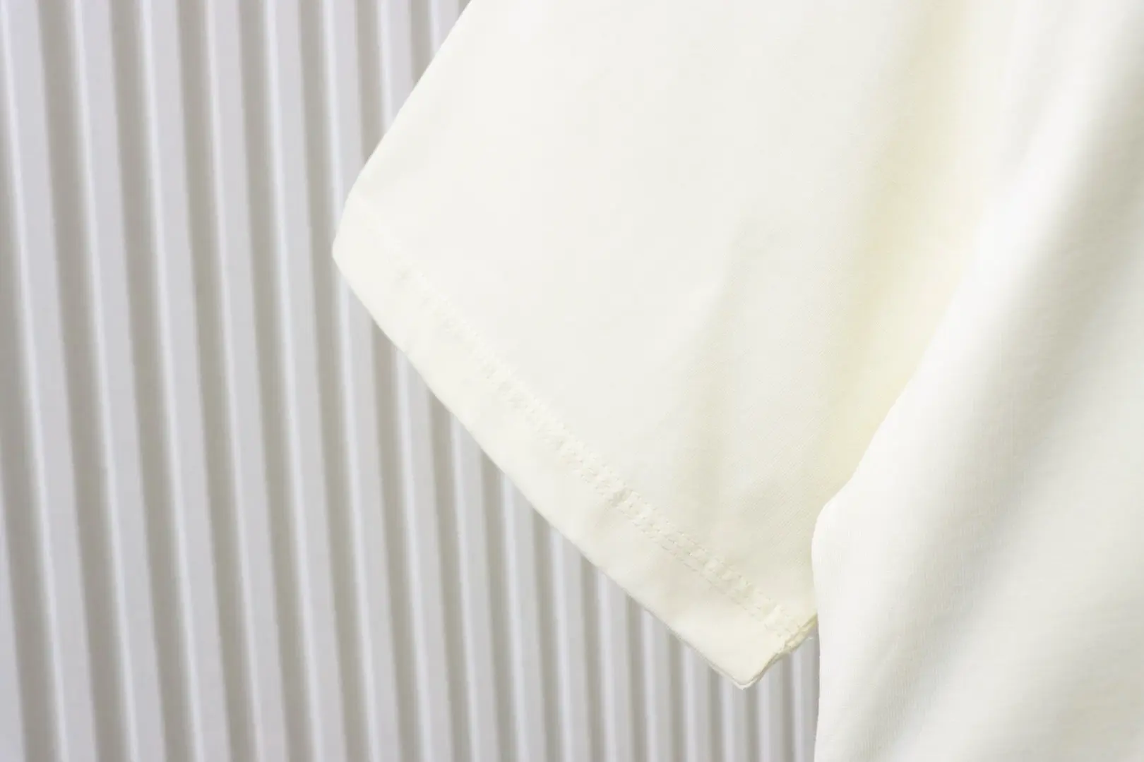 Kurzarm-T-Shirt im Retro-Stil mit Logo-Flockdruck zum Sammeln – Bild 9