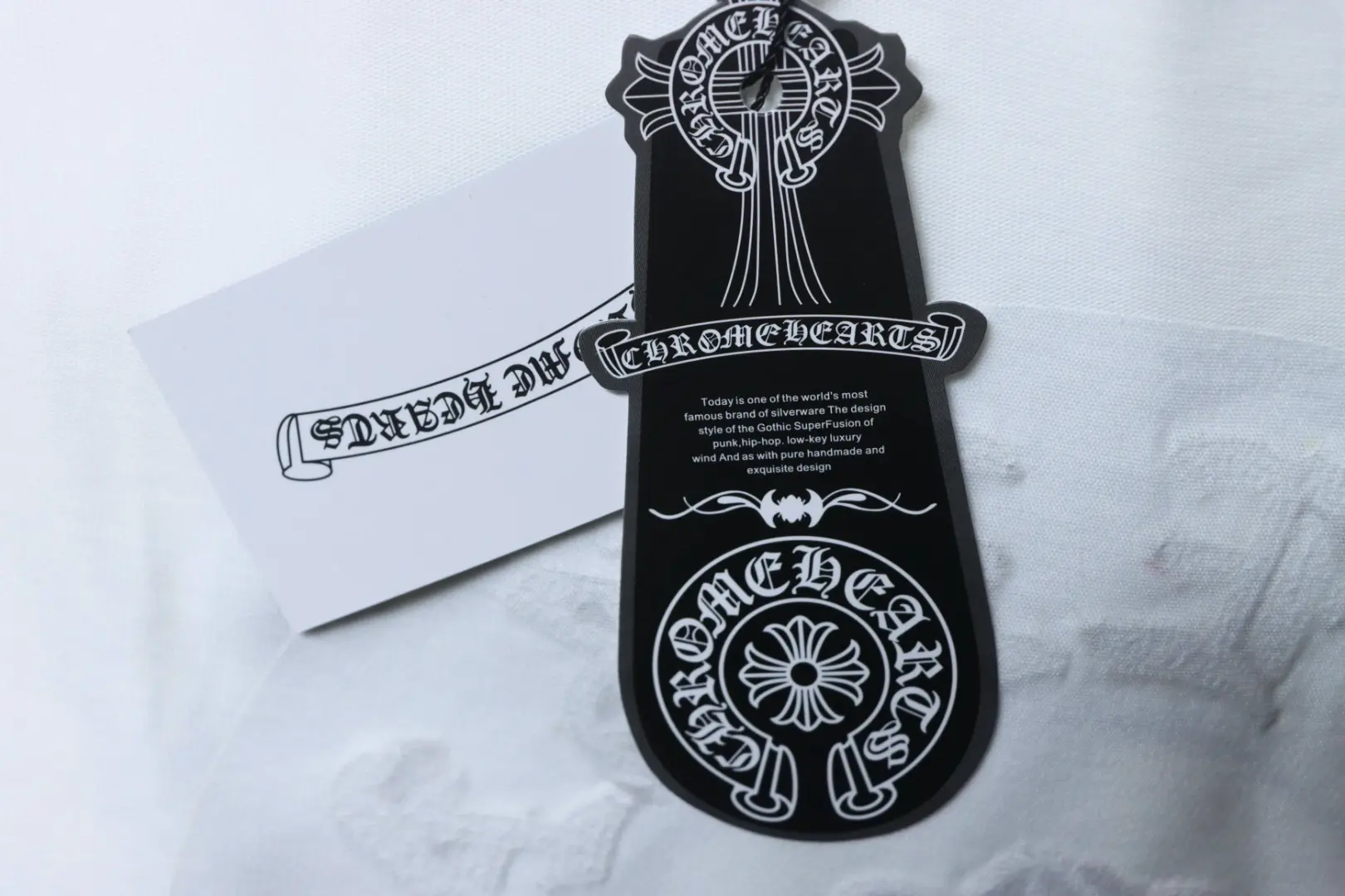 Kurzarm-T-Shirt in Hufeisenform – Bild 11