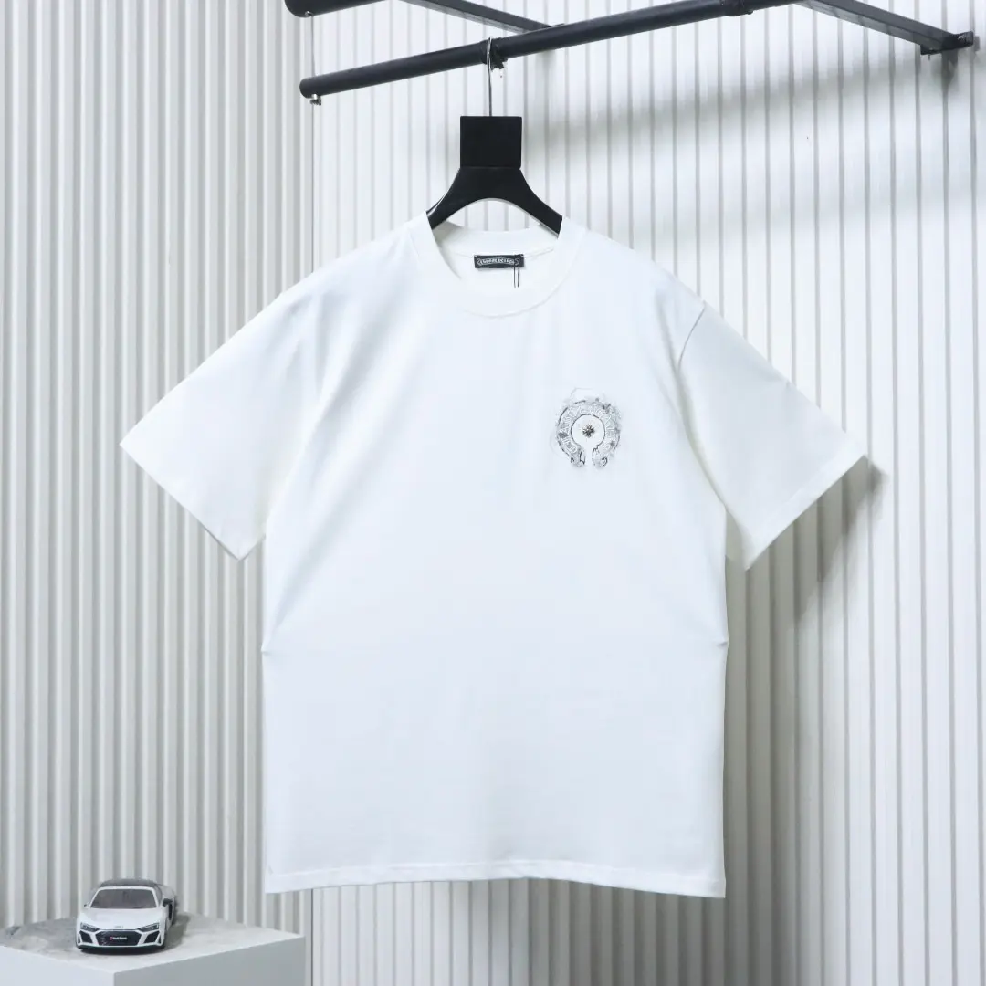 Kurzarm-T-Shirt in Hufeisenform – Bild 4