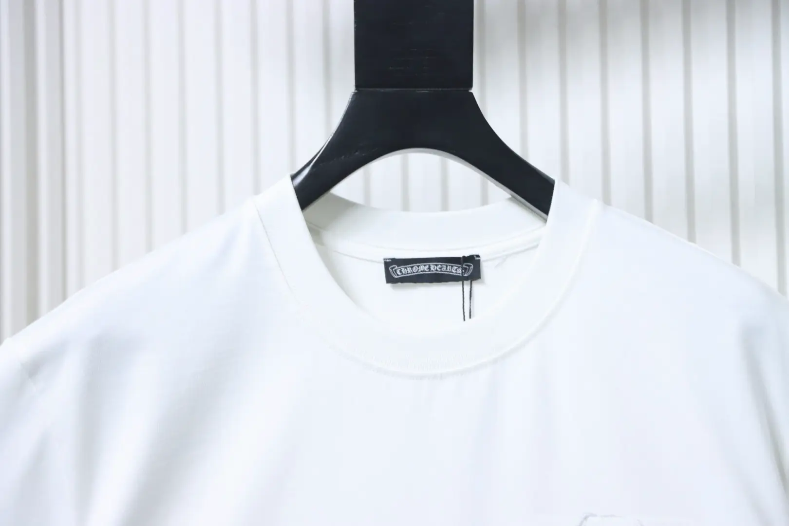 Kurzarm-T-Shirt in Hufeisenform – Bild 5