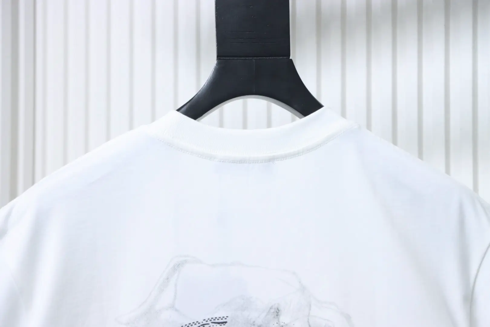 Kurzarm-T-Shirt in Hufeisenform – Bild 6