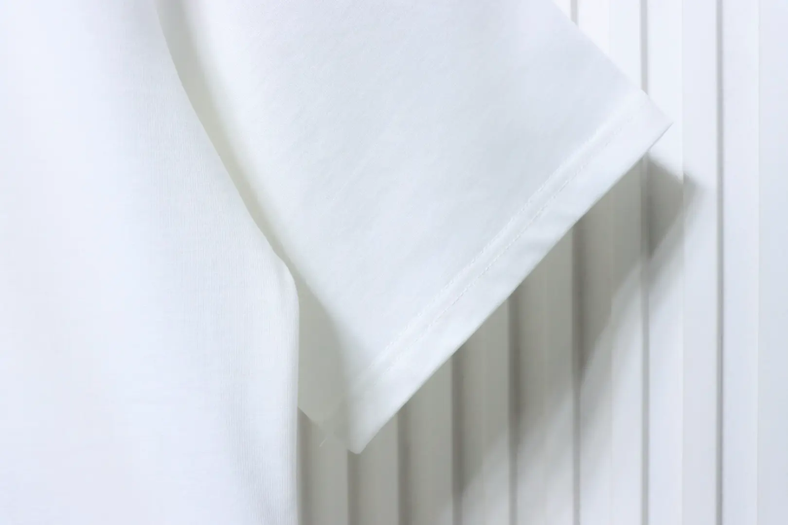 Kurzarm-T-Shirt in Hufeisenform – Bild 9