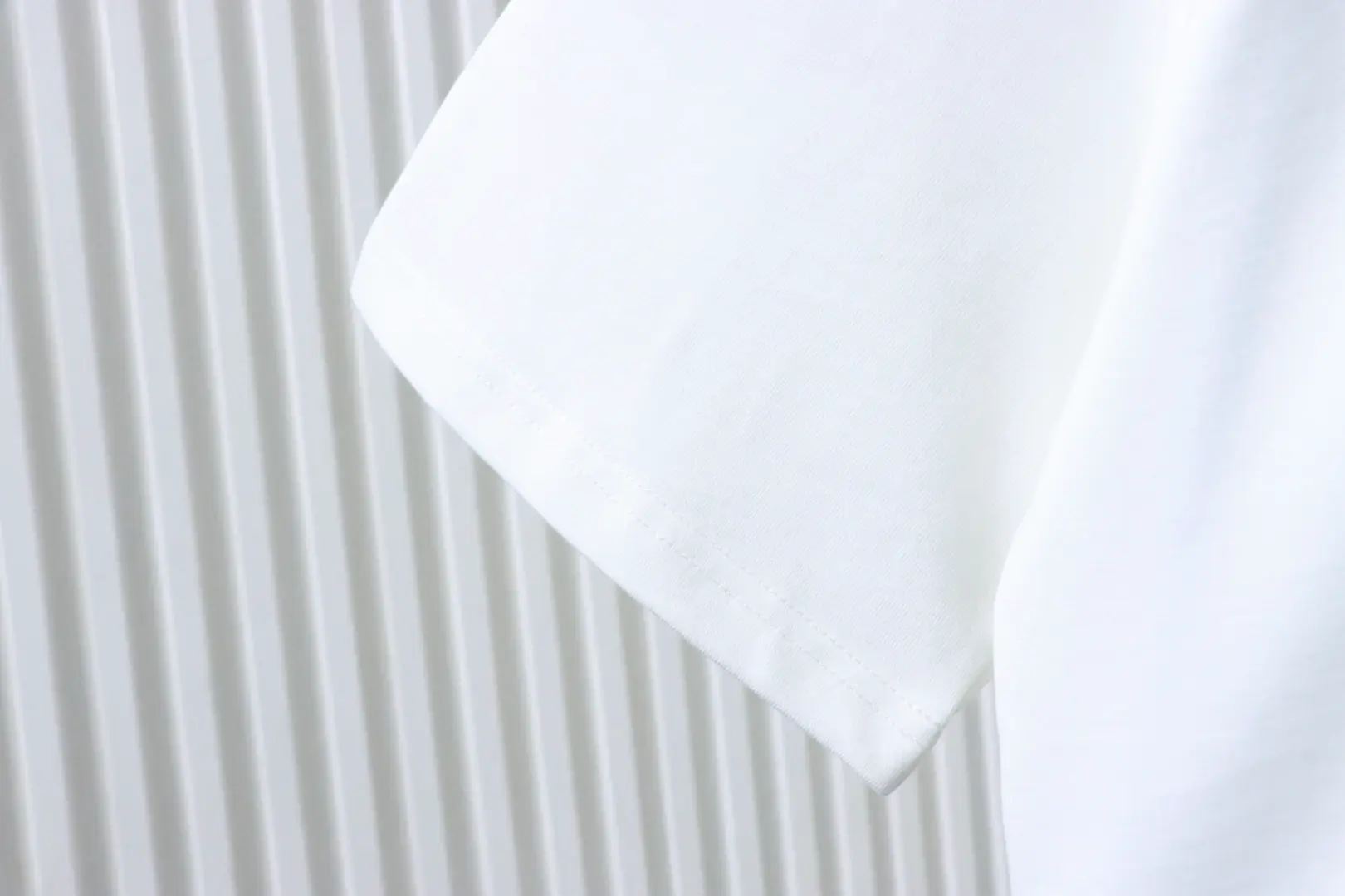 Kurzarm-T-Shirt in Hufeisenform – Bild 8