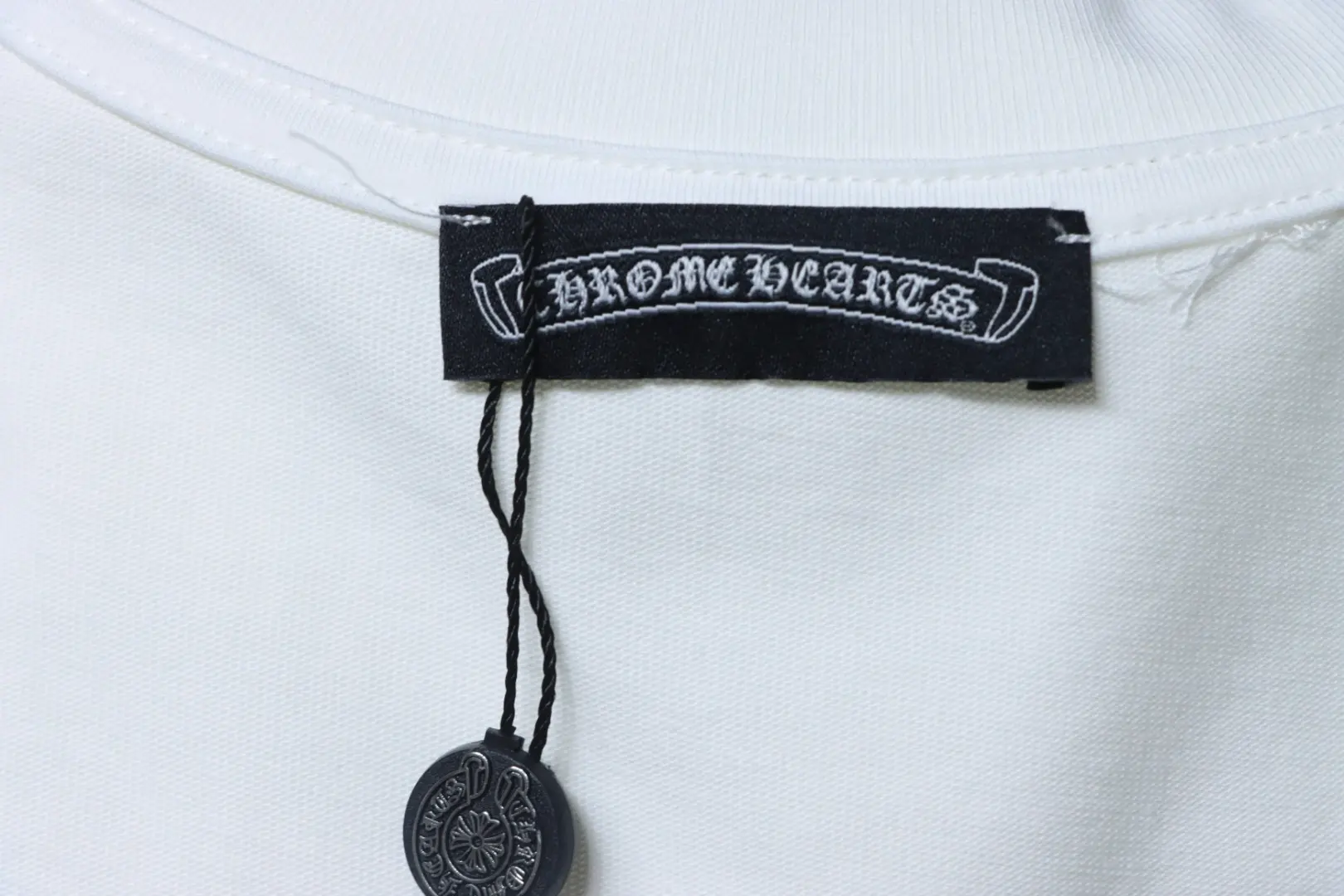 Kurzarm-T-Shirt in Hufeisenform – Bild 10