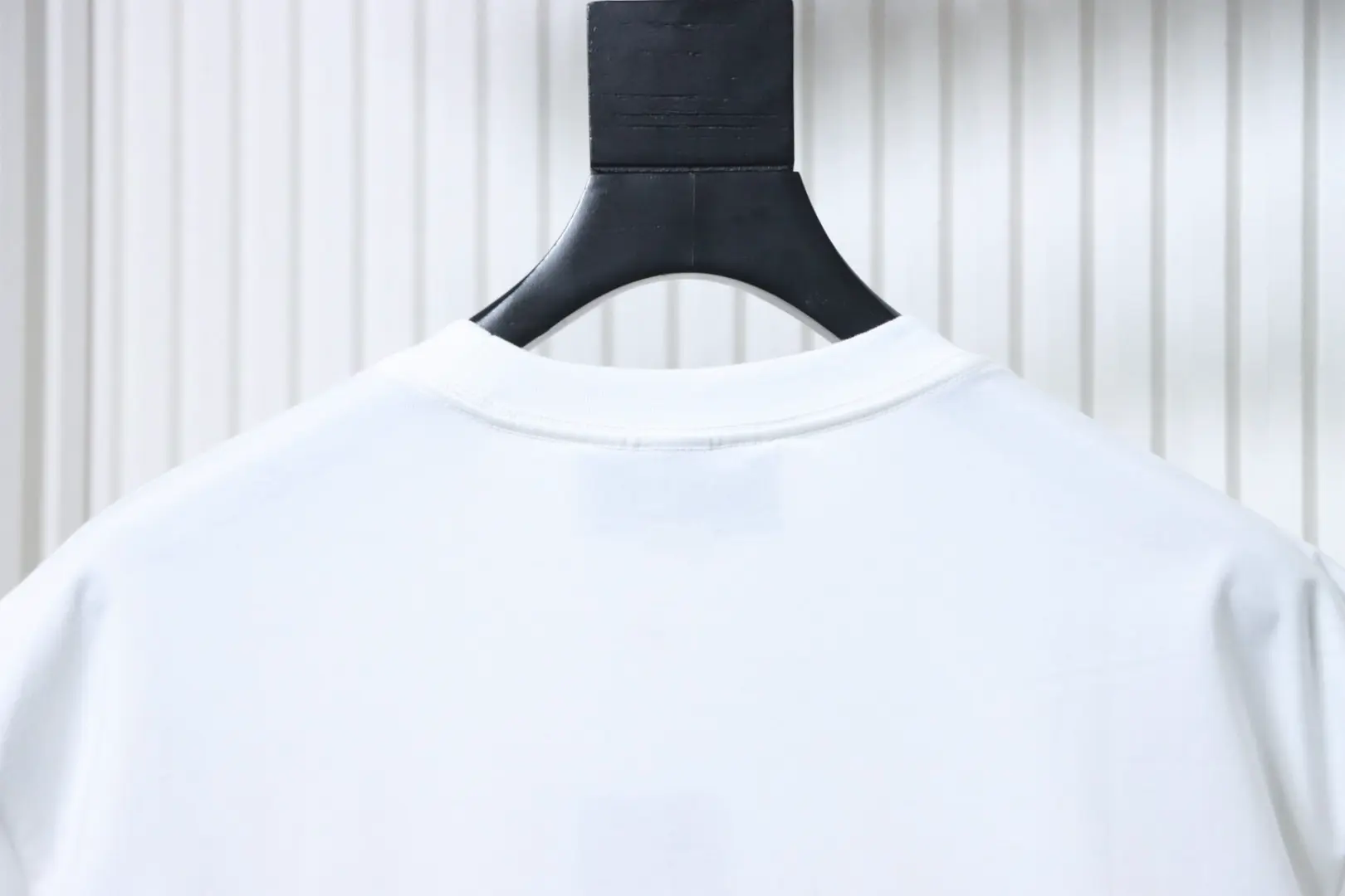 Kurzarm-T-Shirt mit Bärenstickerei im Patchwork-Stil – Bild 4