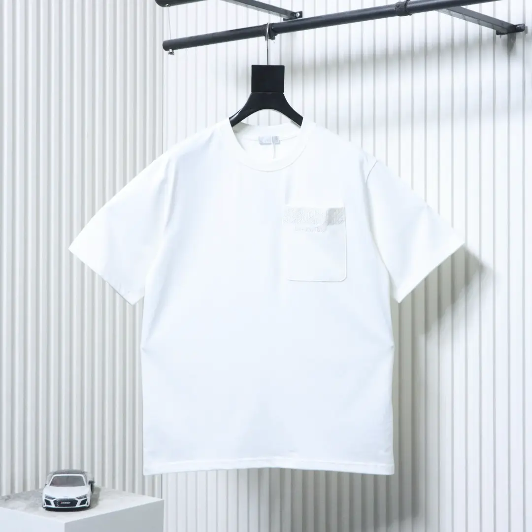 Kurzarm-T-Shirt mit Cannage-Stickerei und Brieftasche