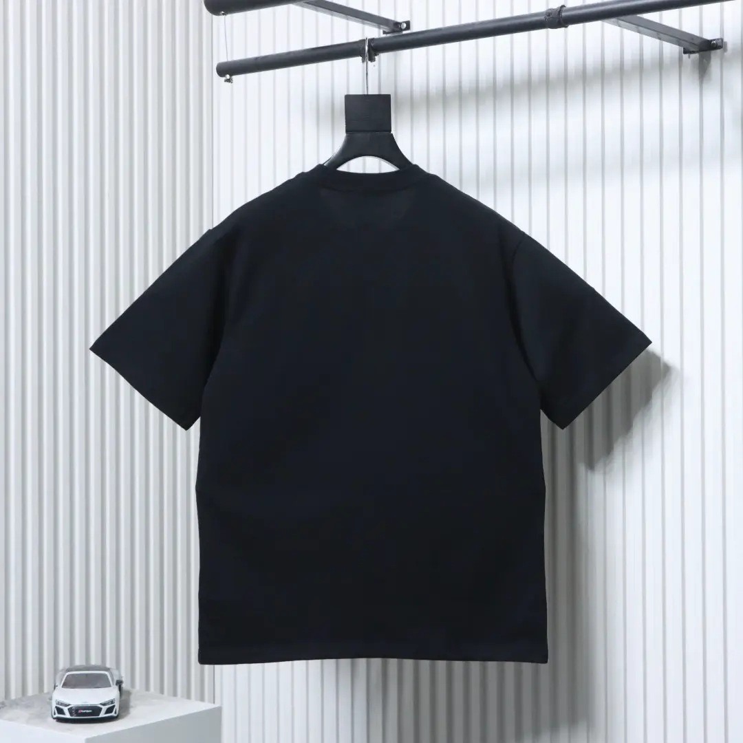 Kurzarm-T-Shirt mit Cannage-Stickerei und Brieftasche – Bild 4