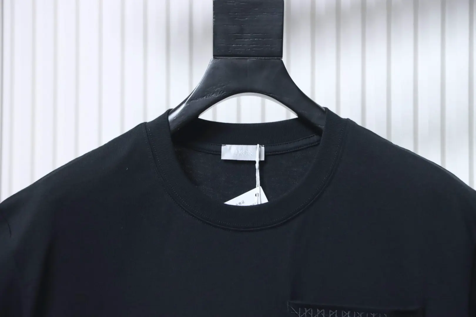 Kurzarm-T-Shirt mit Cannage-Stickerei und Brieftasche – Bild 5