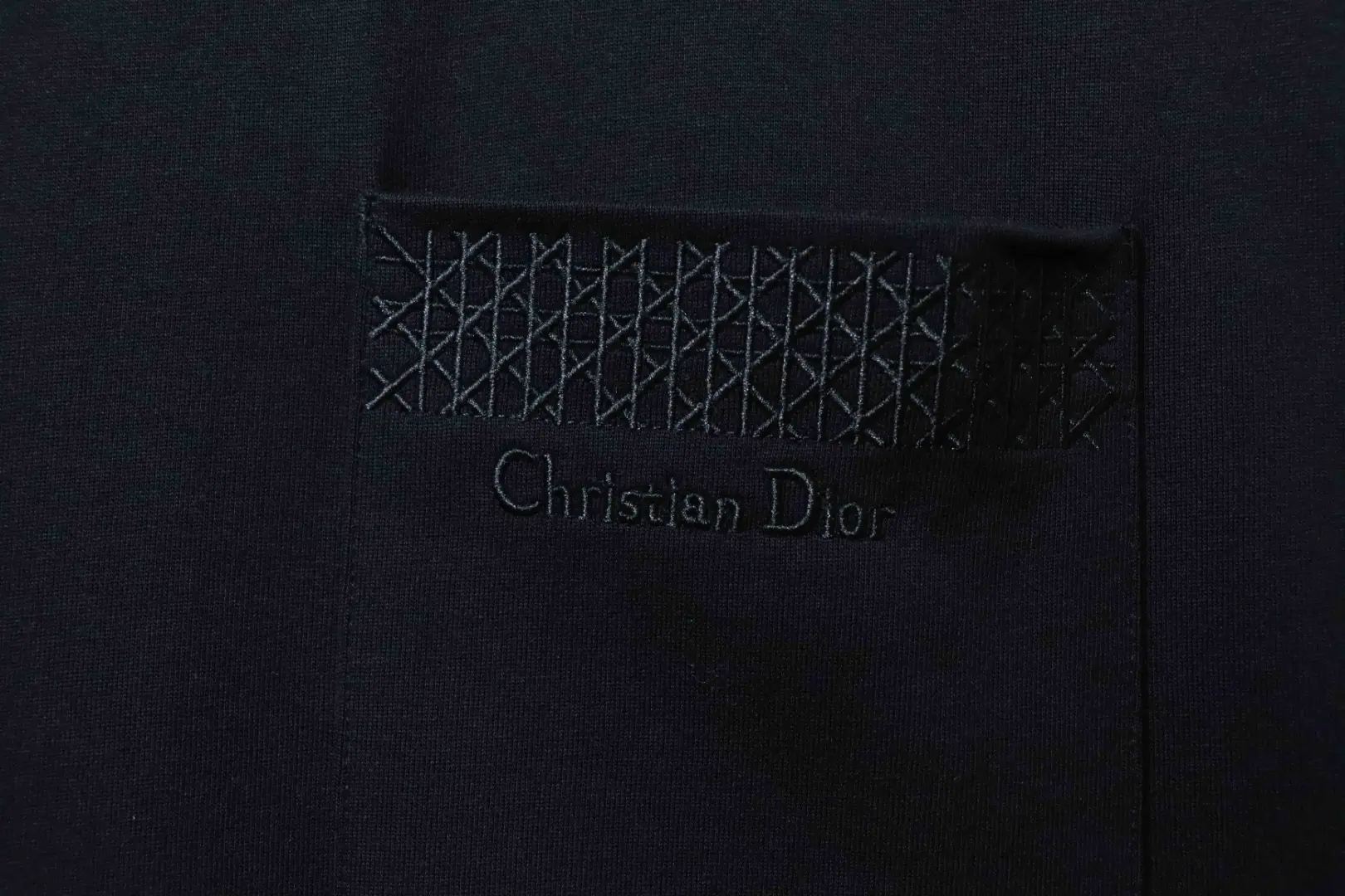 Kurzarm-T-Shirt mit Cannage-Stickerei und Brieftasche – Bild 7