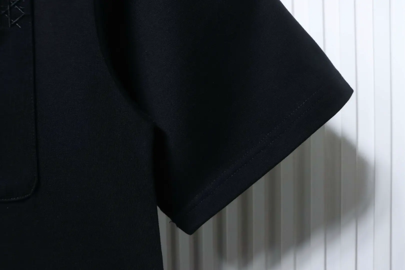 Kurzarm-T-Shirt mit Cannage-Stickerei und Brieftasche – Bild 8