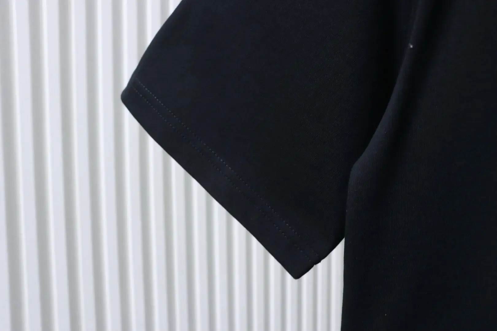 Kurzarm-T-Shirt mit Cannage-Stickerei und Brieftasche – Bild 9