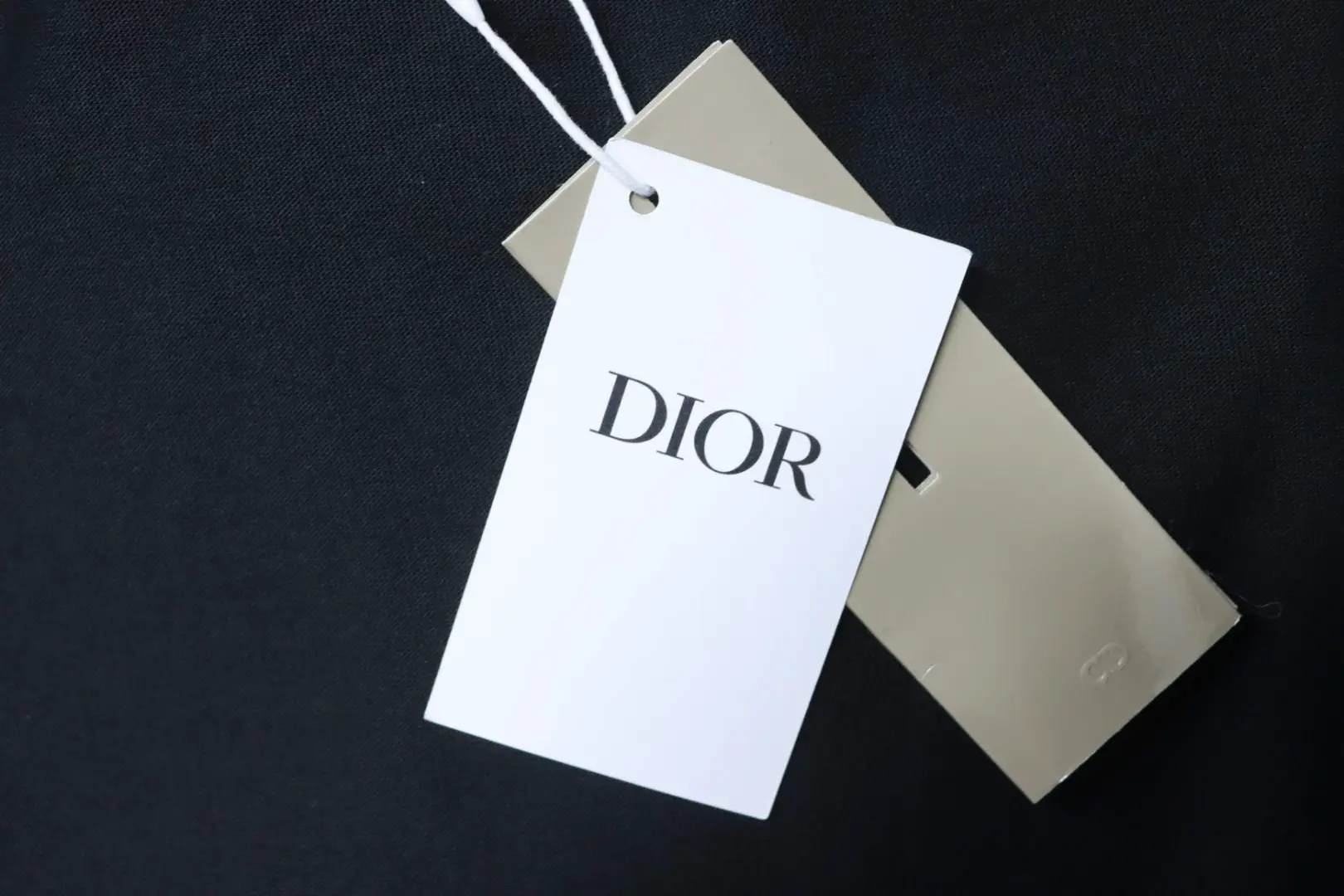 Kurzarm-T-Shirt mit Cannage-Stickerei und Brieftasche – Bild 10