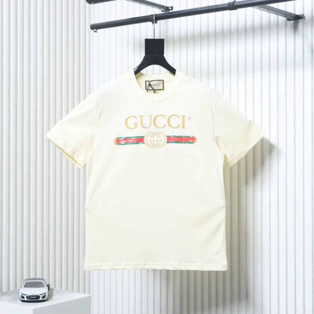 Kurzarm-T-Shirt mit Gürtelprint – Bild 11