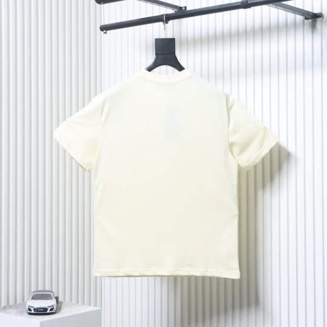 Kurzarm-T-Shirt mit Gürtelprint – Bild 12