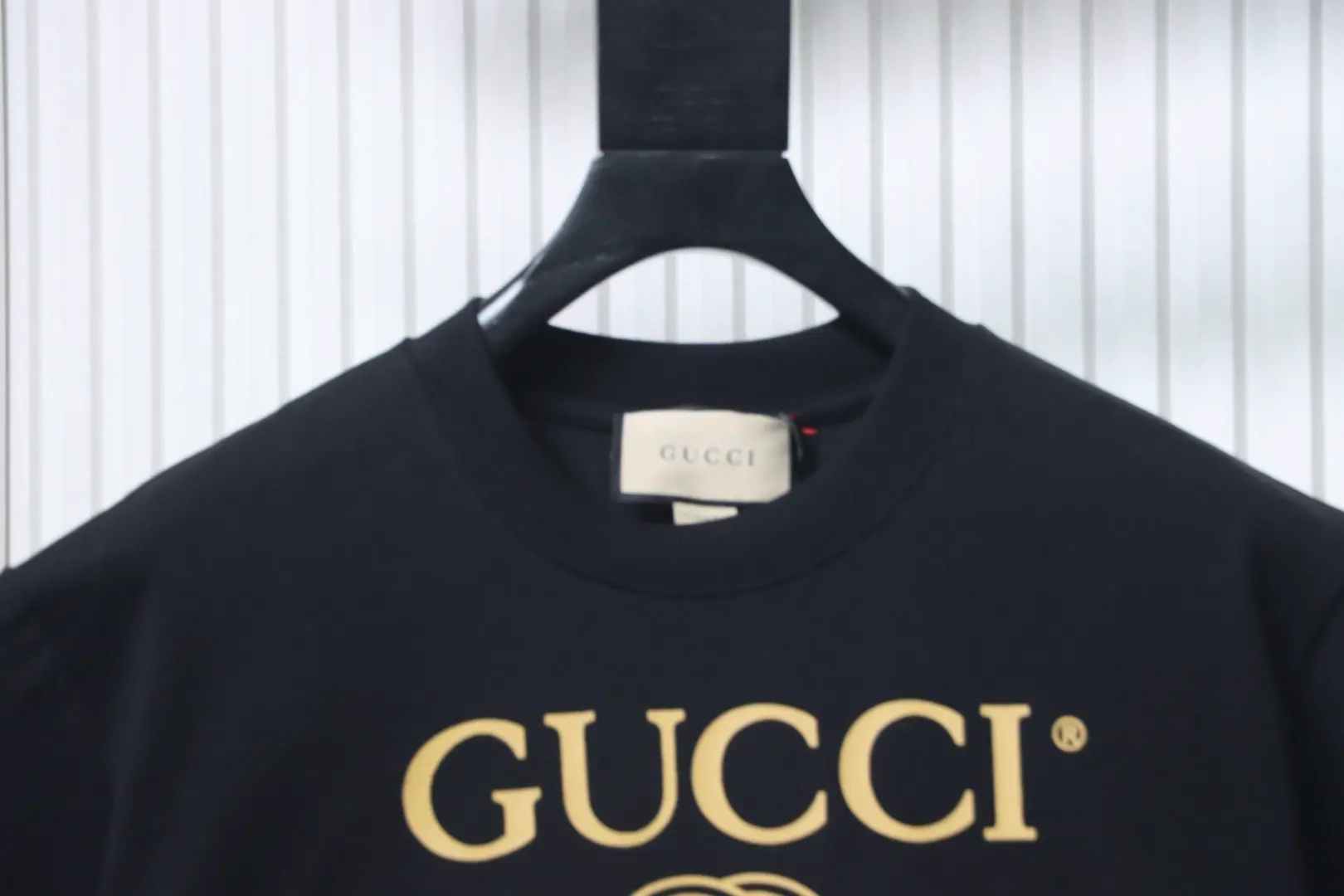 Kurzarm-T-Shirt mit Gürtelprint – Bild 3