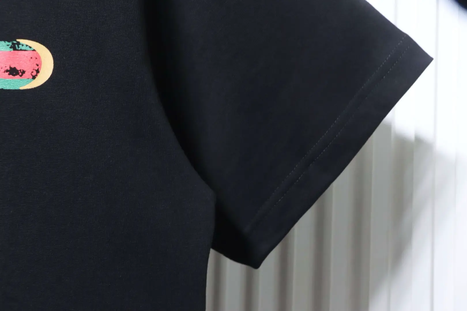 Kurzarm-T-Shirt mit Gürtelprint – Bild 5