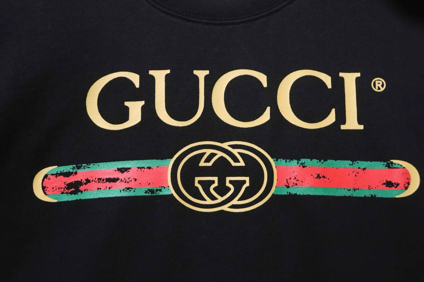 Kurzarm-T-Shirt mit Gürtelprint – Bild 6