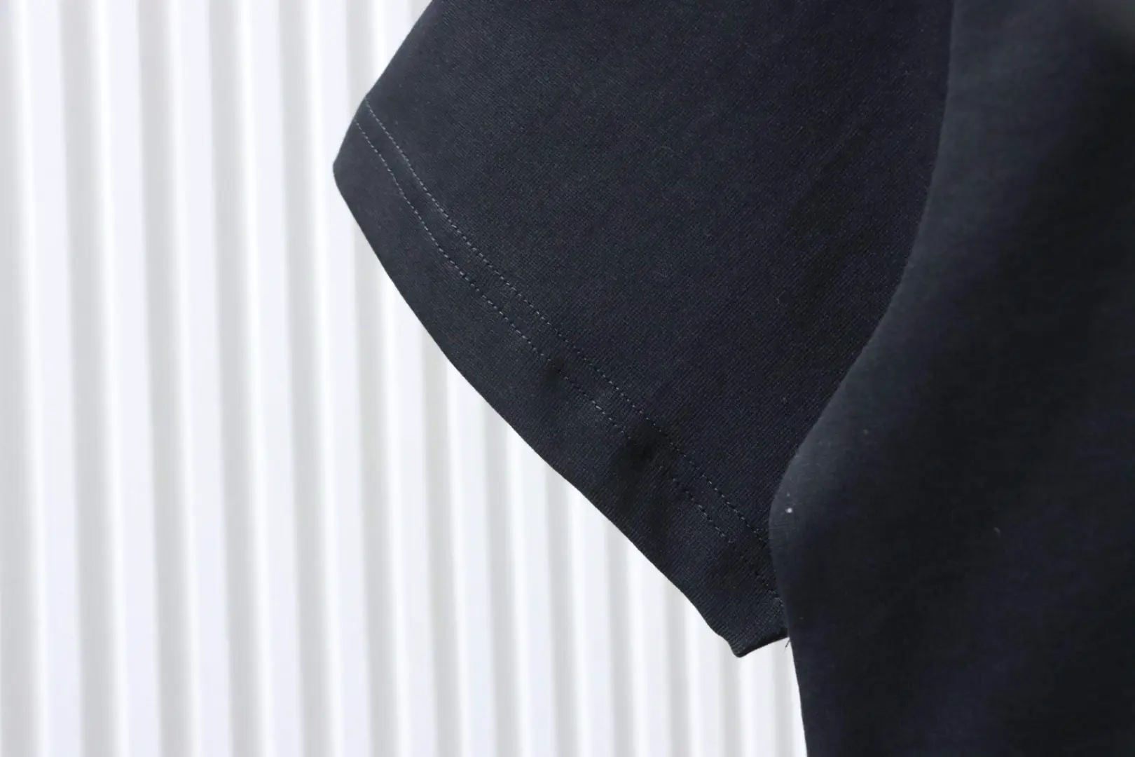 Kurzarm-T-Shirt mit Gürtelprint – Bild 7