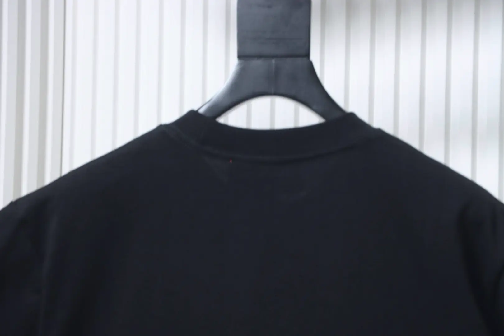 Kurzarm-T-Shirt mit Gürtelprint – Bild 4