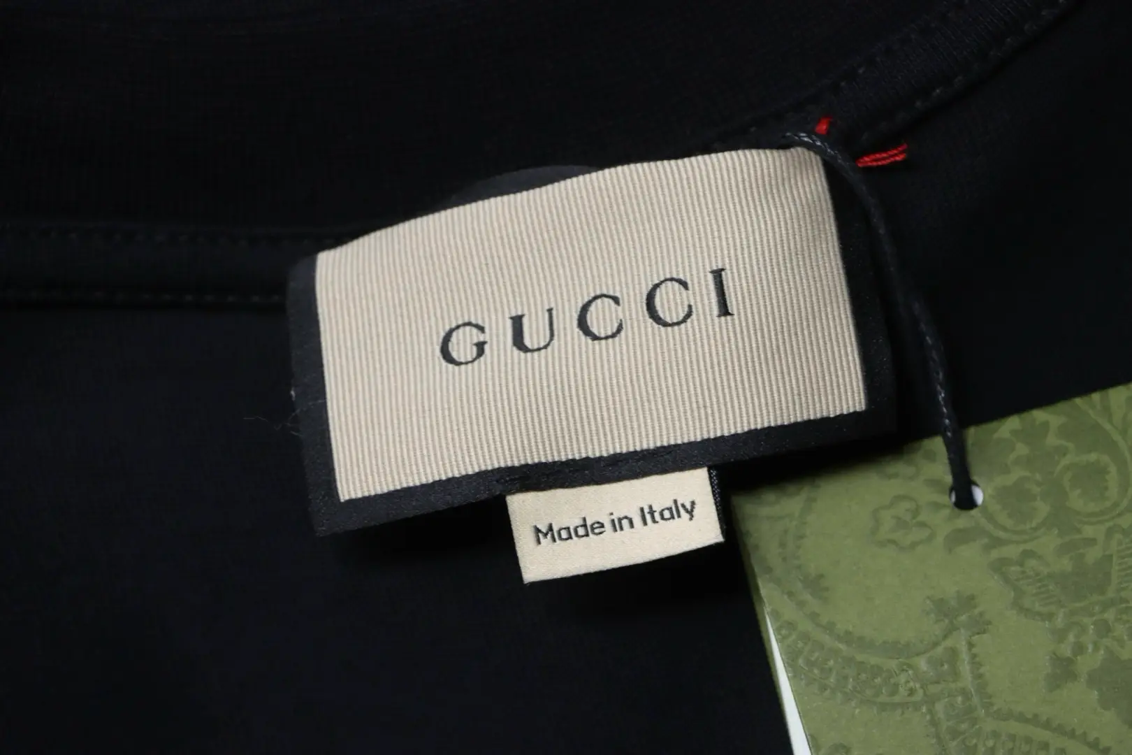 Kurzarm-T-Shirt mit Gürtelprint – Bild 8