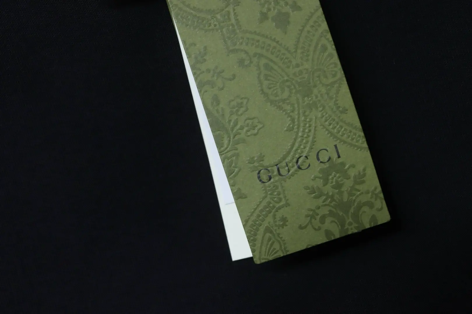 Kurzarm-T-Shirt mit Gürtelprint – Bild 10