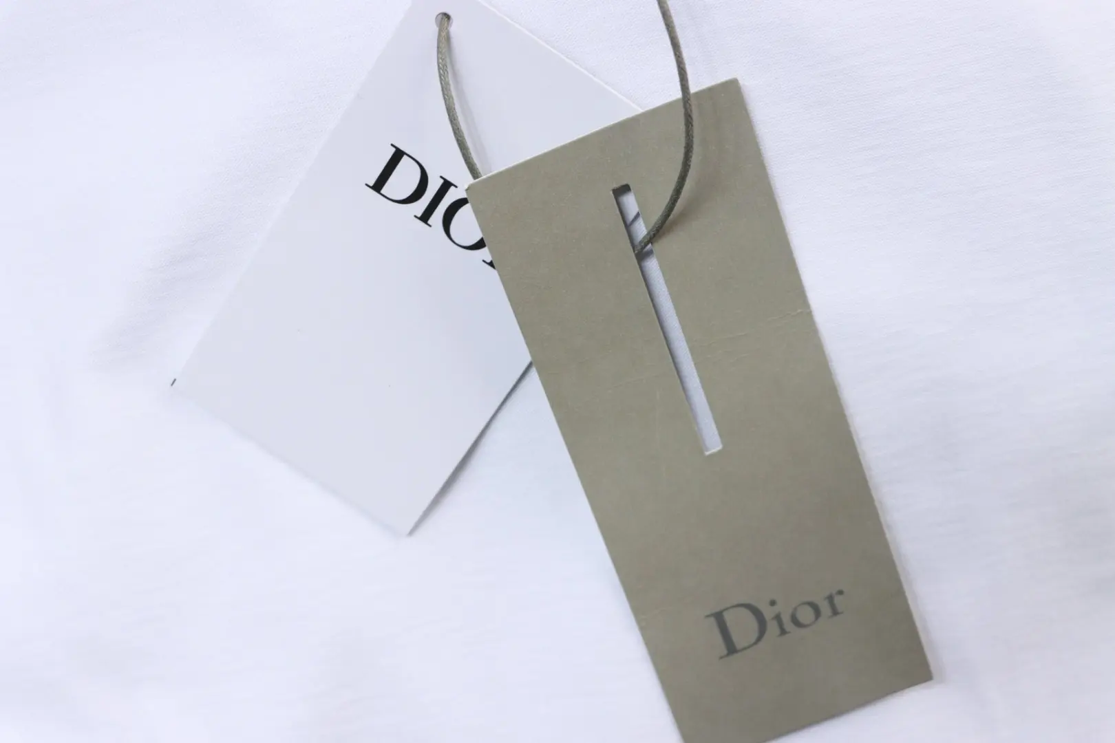 Kurzarm-T-Shirt mit Lederetikett in der Tasche – Bild 9