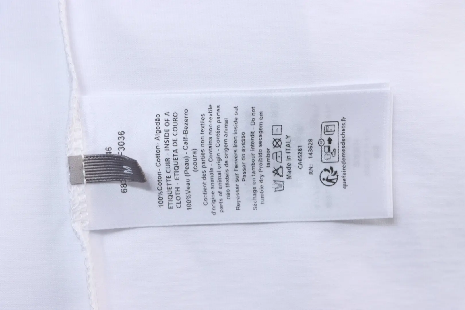 Kurzarm-T-Shirt mit Lederetikett in der Tasche – Bild 10