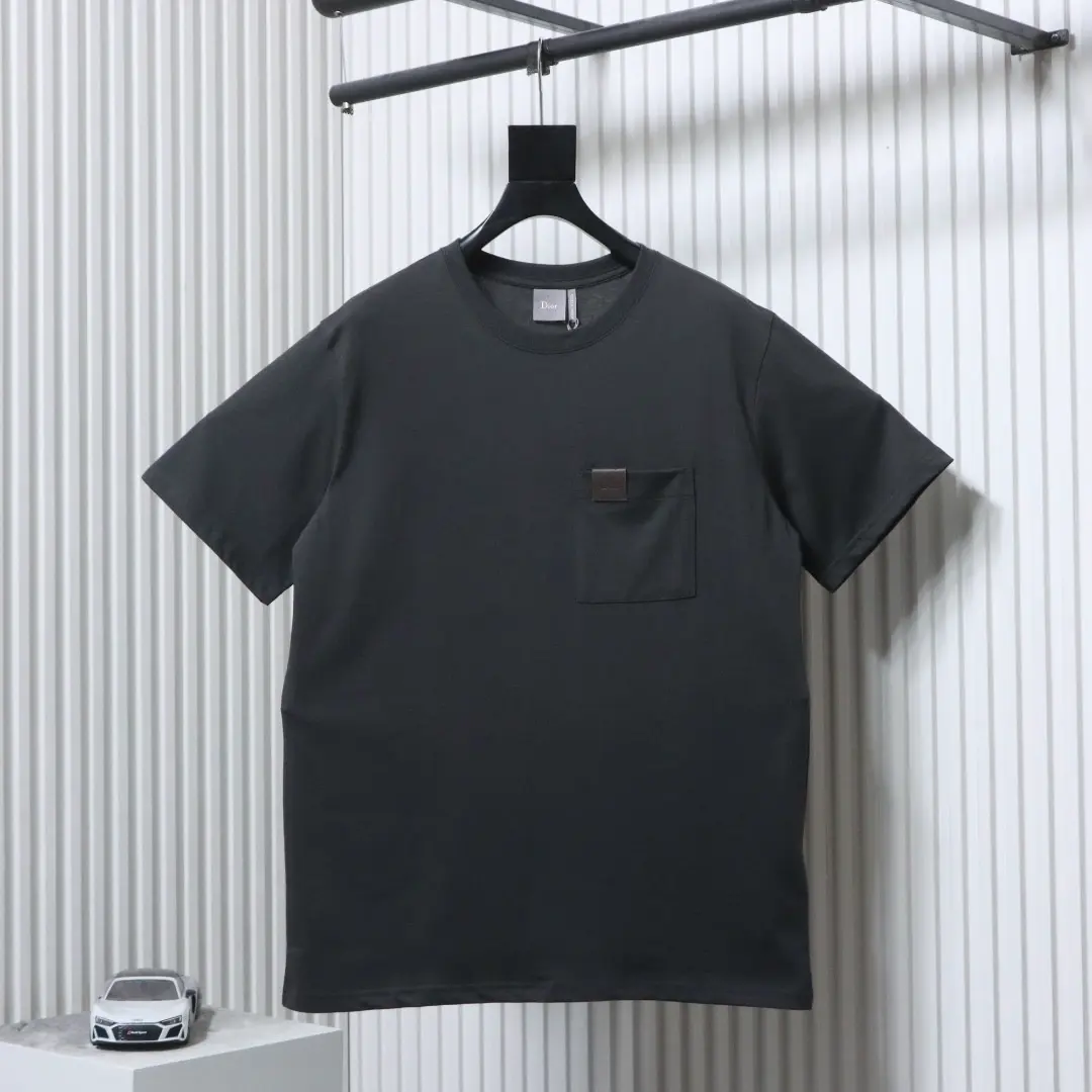 Kurzarm-T-Shirt mit Lederetikett in der Tasche – Bild 11