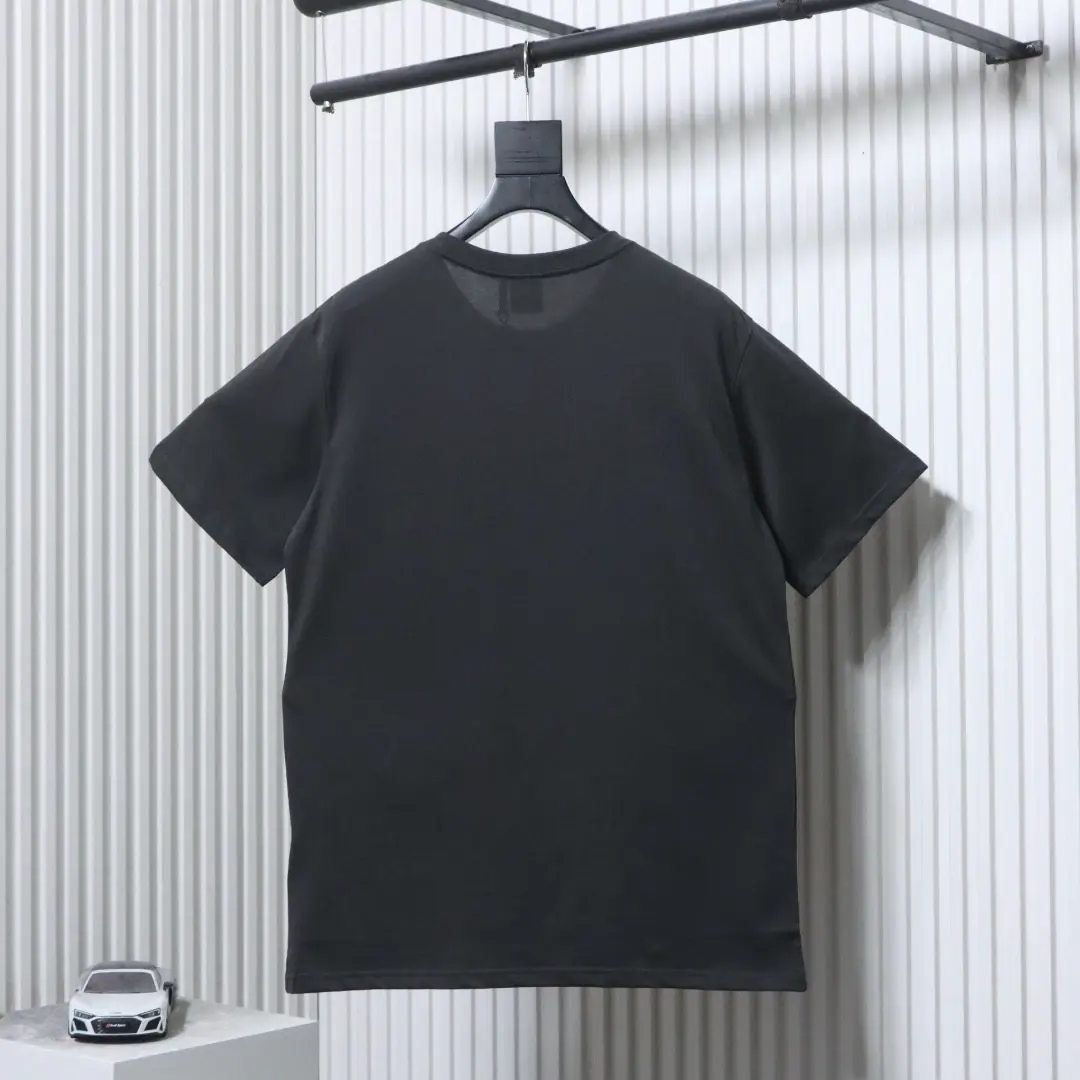 Kurzarm-T-Shirt mit Lederetikett in der Tasche – Bild 12