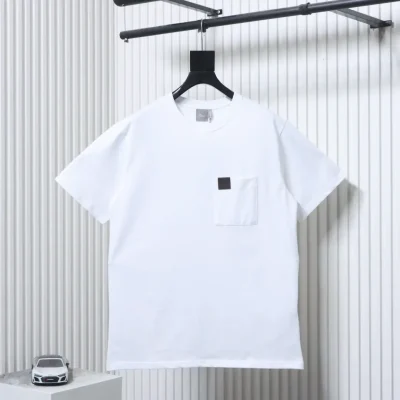 Kurzarm-T-Shirt mit Lederetikett in der Tasche