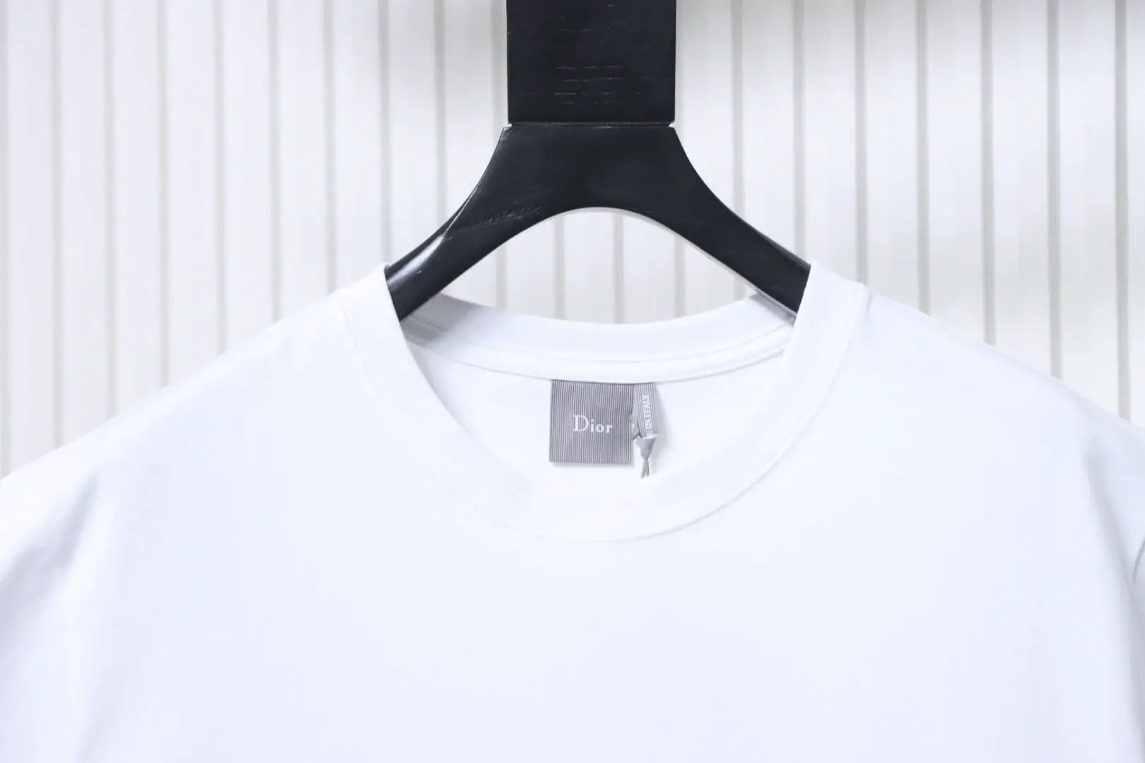 Kurzarm-T-Shirt mit Lederetikett in der Tasche – Bild 3