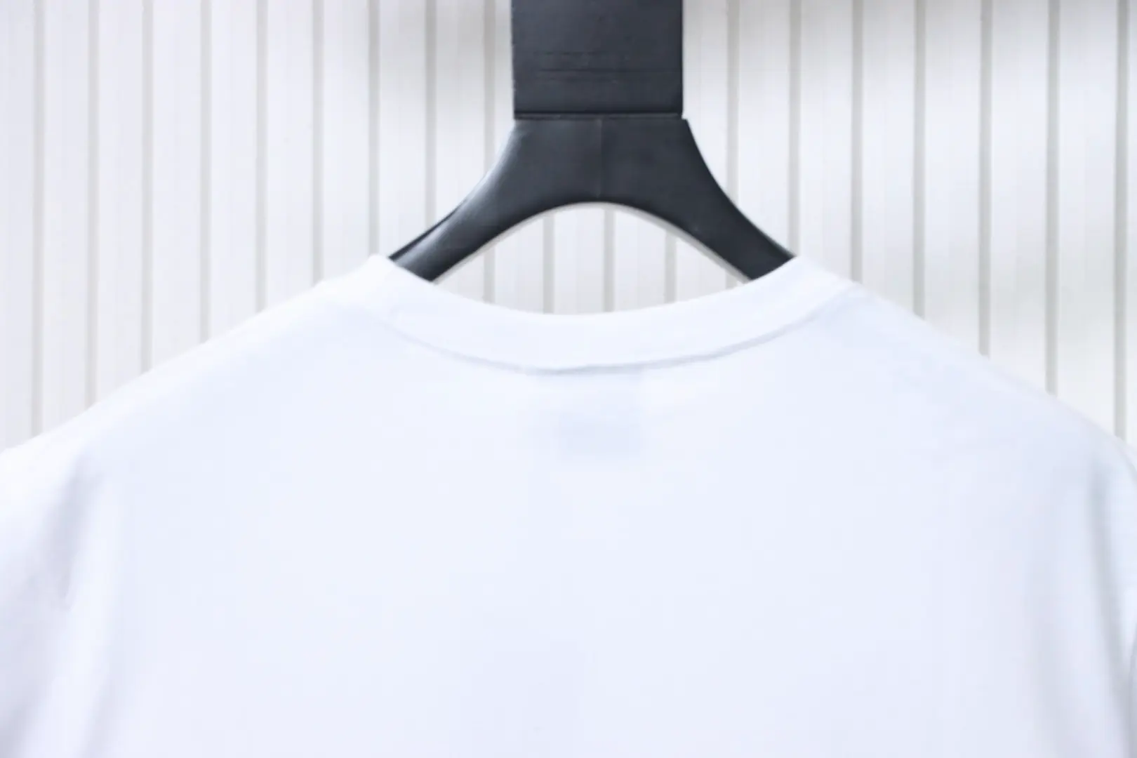 Kurzarm-T-Shirt mit Lederetikett in der Tasche – Bild 4