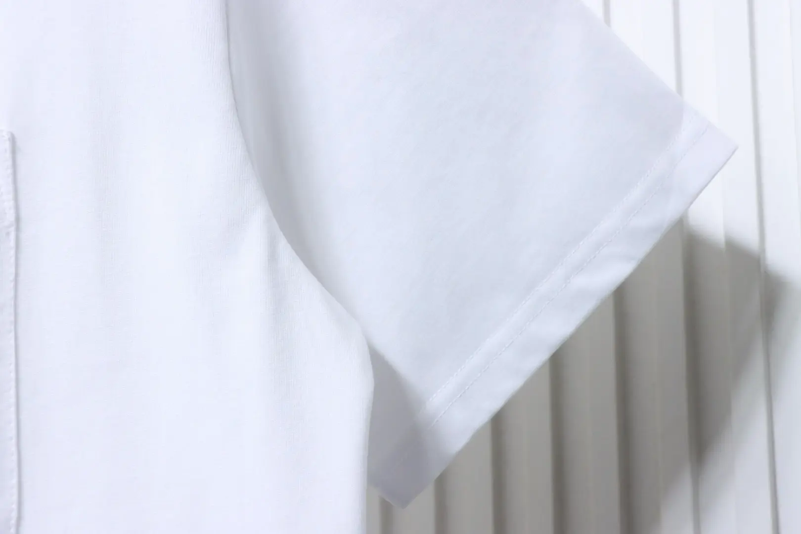 Kurzarm-T-Shirt mit Lederetikett in der Tasche – Bild 6