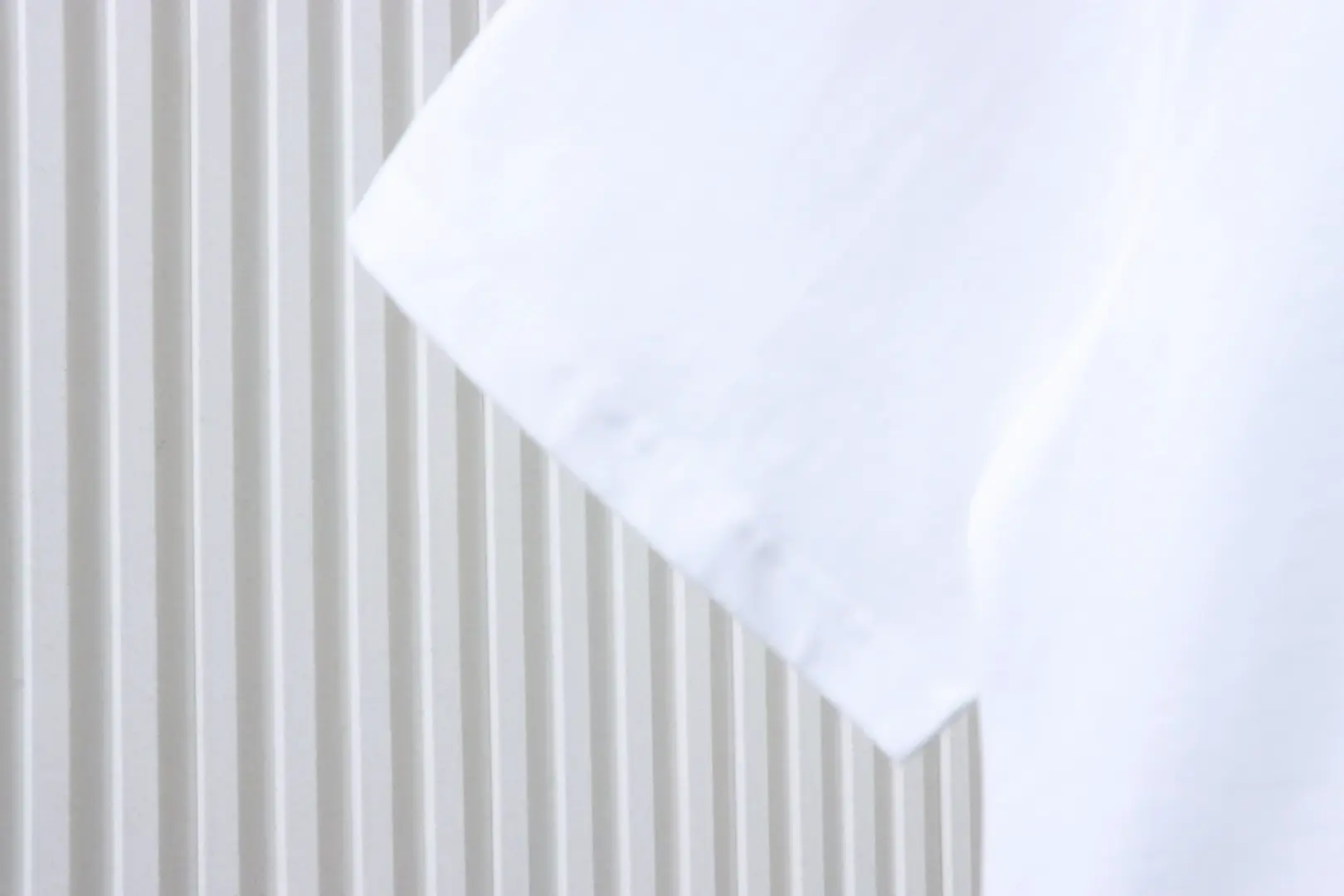 Kurzarm-T-Shirt mit Lederetikett in der Tasche – Bild 7